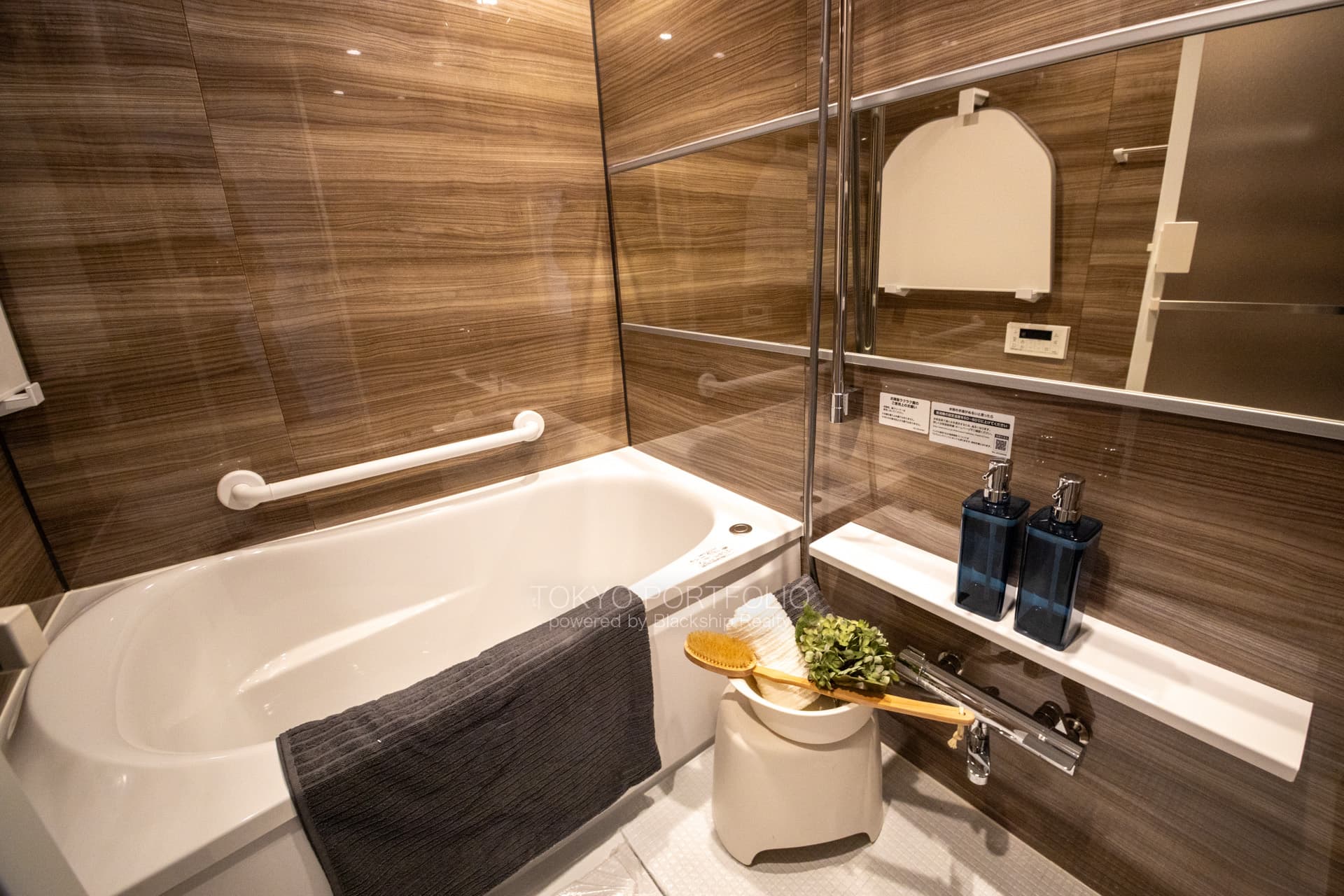 Evergreen Palace Shinjuku 502 Bathroom.jpg