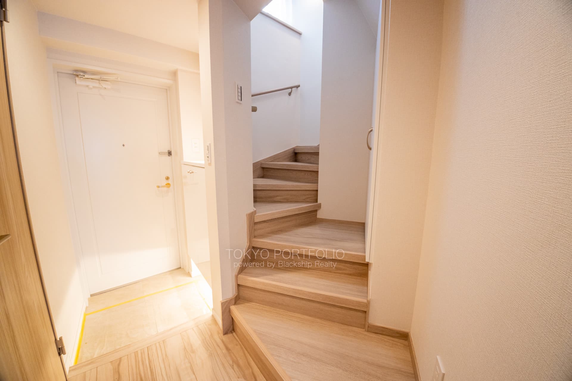 Evergreen Palace Shinjuku 502 Entrance.jpg