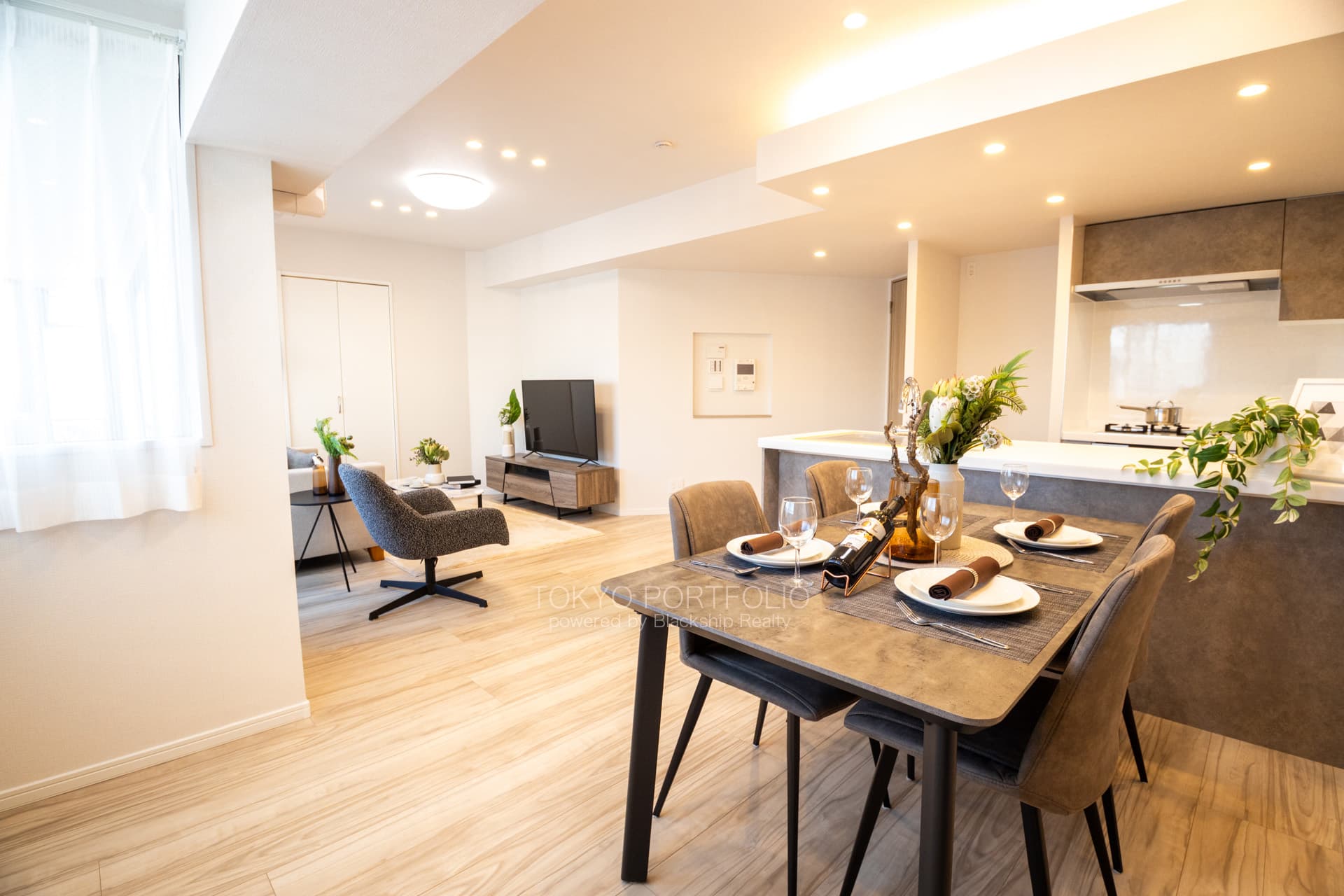 Evergreen Palace Shinjuku 502 Living Room2.jpg