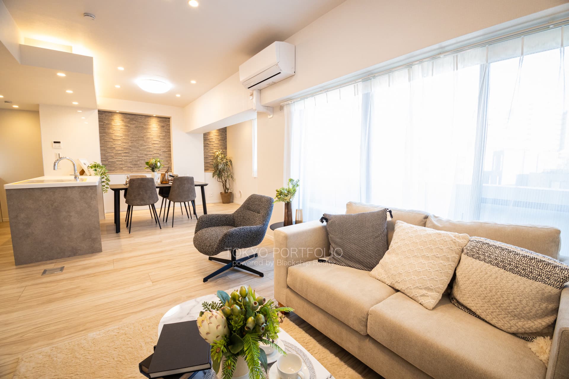 Evergreen Palace Shinjuku 502 Living Room3.jpg