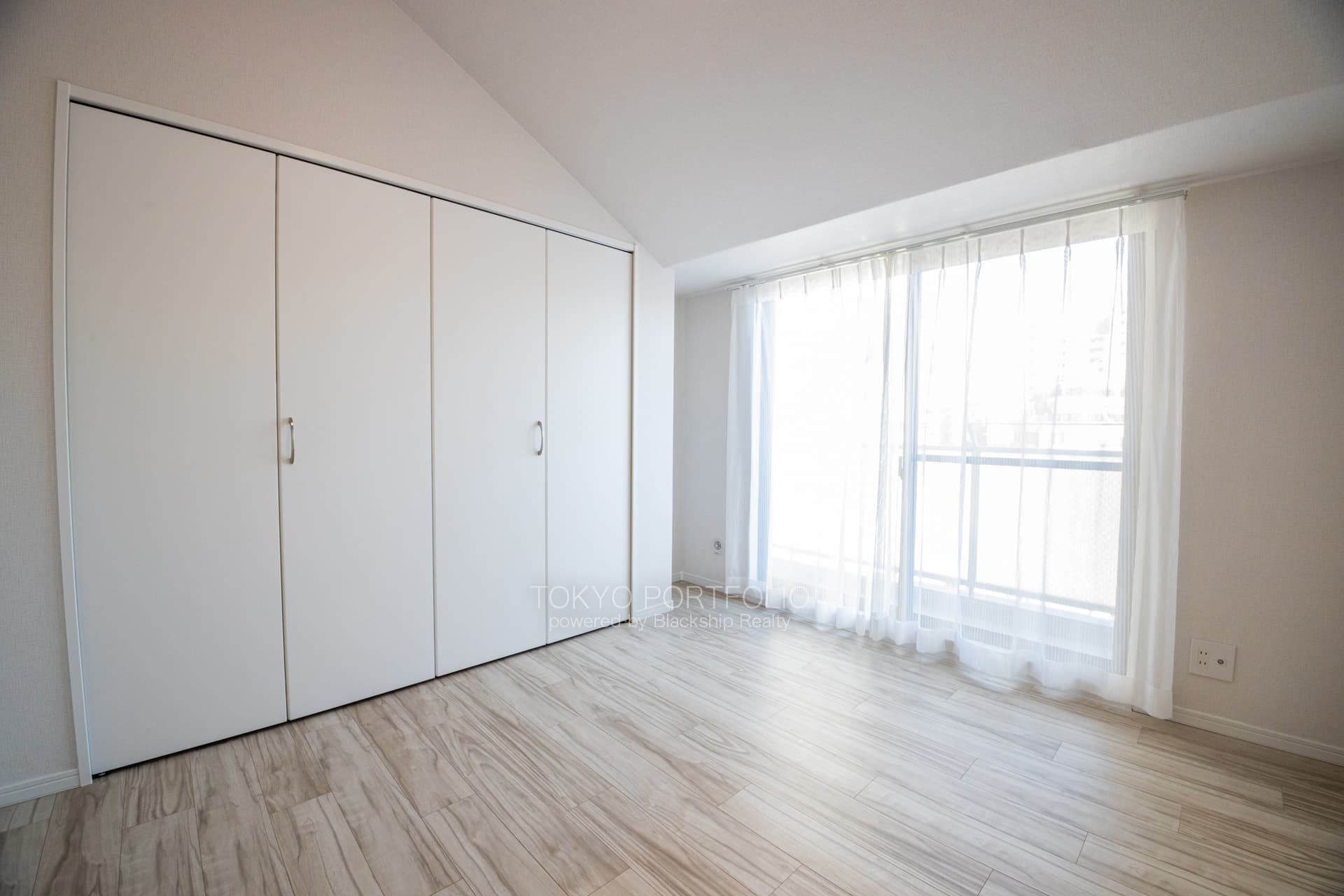 Evergreen Palace Shinjuku 502 Room3.jpg