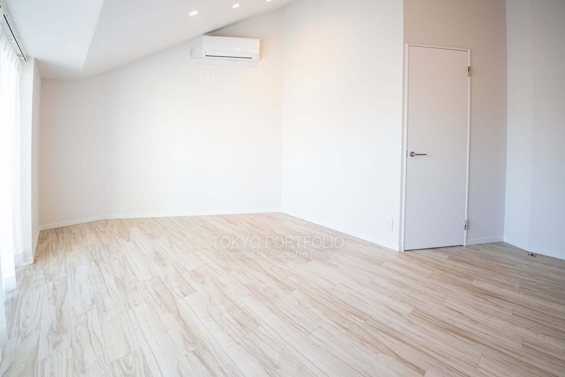 Evergreen Palace Shinjuku 502 Room1.jpg