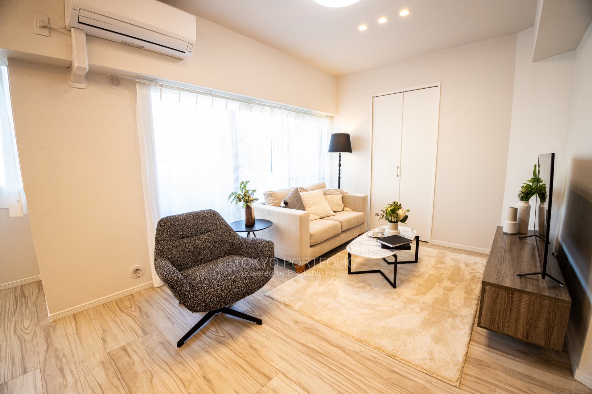 Evergreen Palace Shinjuku 502 Living Room5.jpg