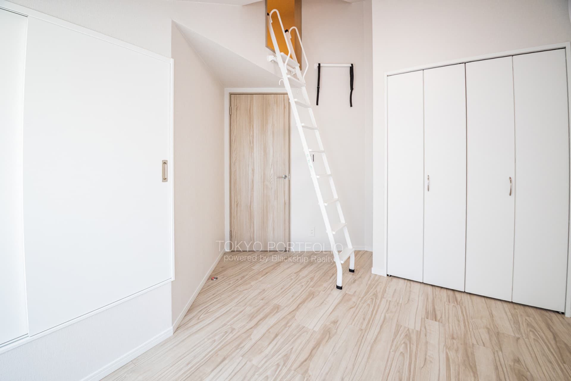 Evergreen Palace Shinjuku 502 Room2.jpg