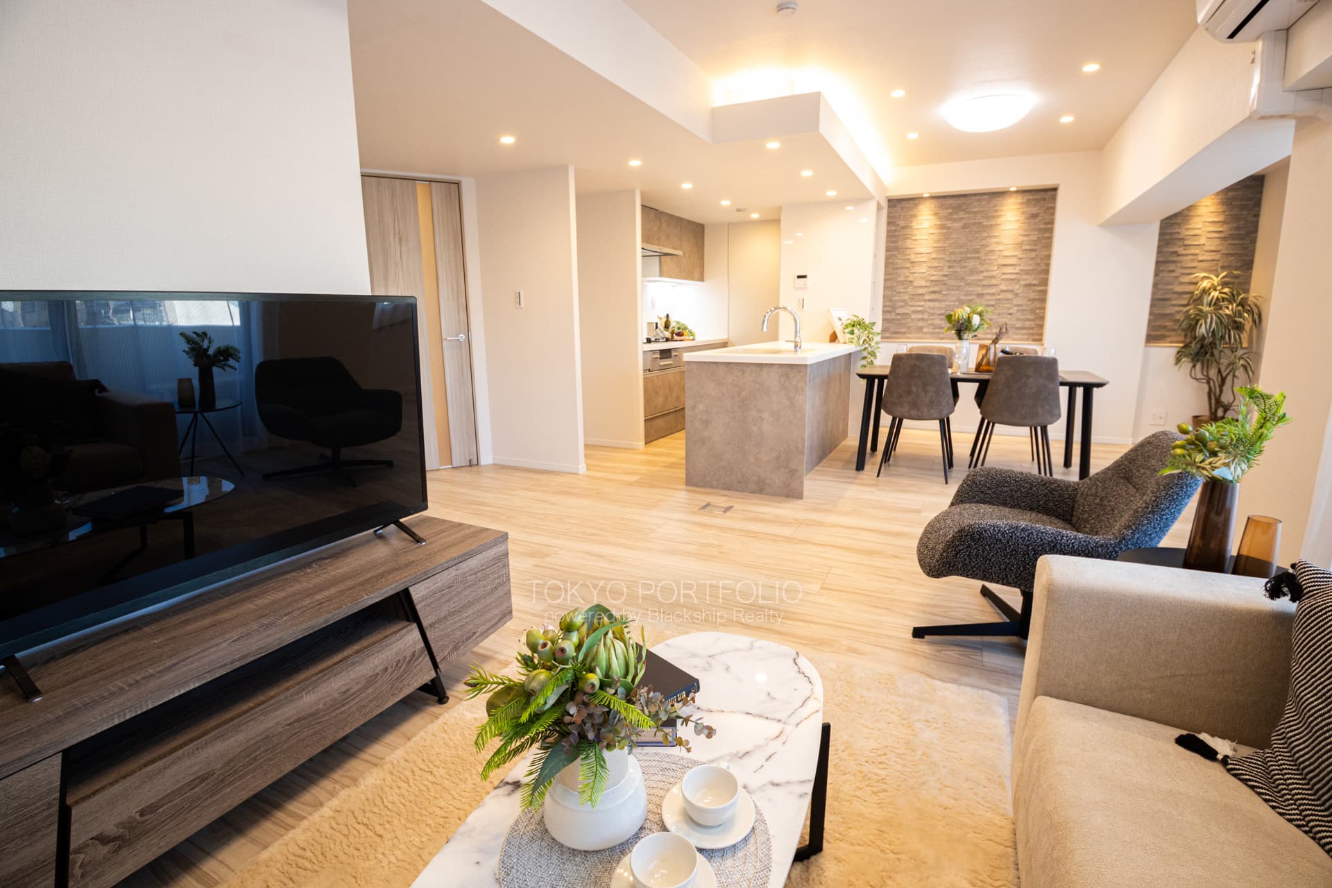 Evergreen Palace Shinjuku 502 Living Room1.jpg