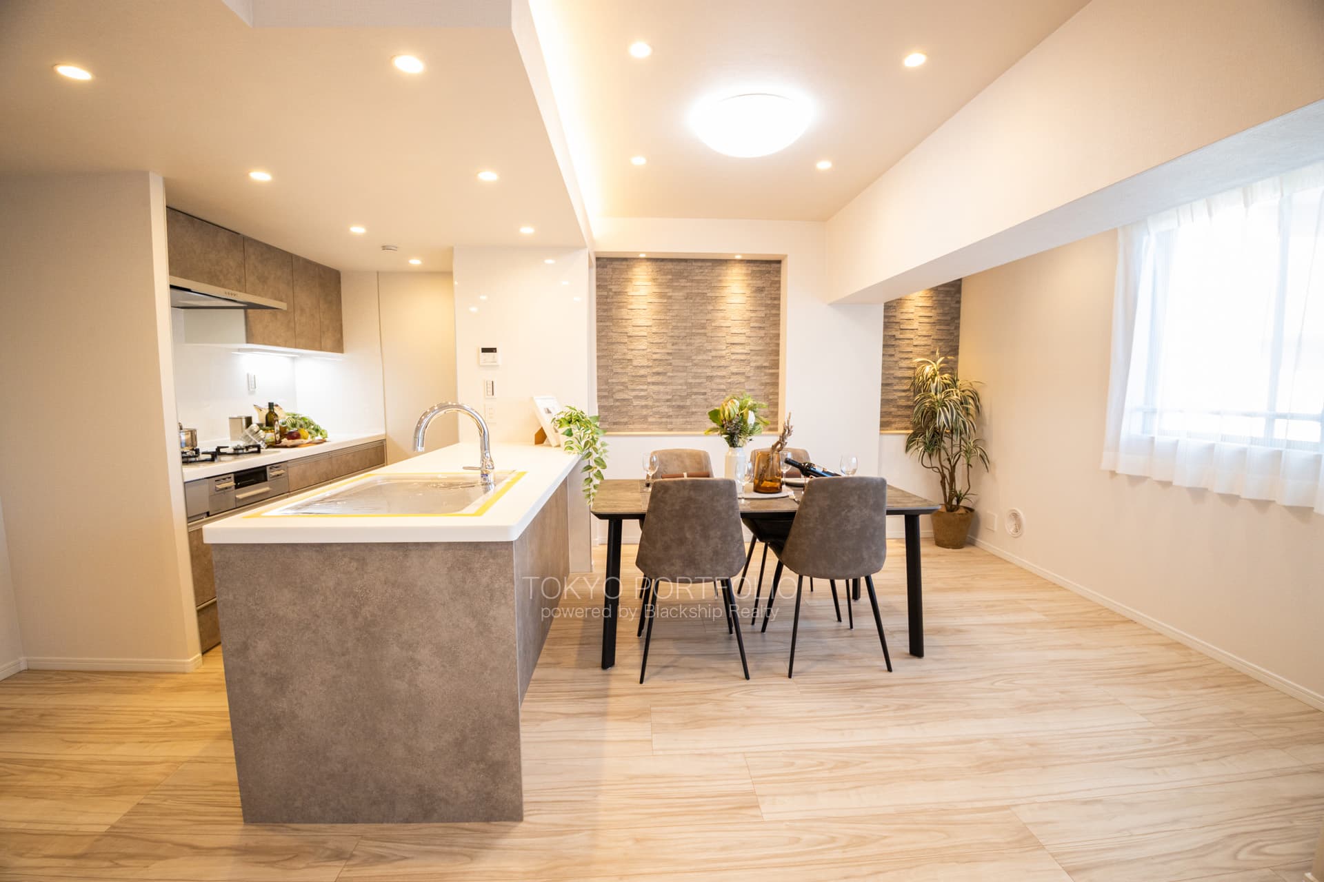 Evergreen Palace Shinjuku 502 Living Room4.jpg