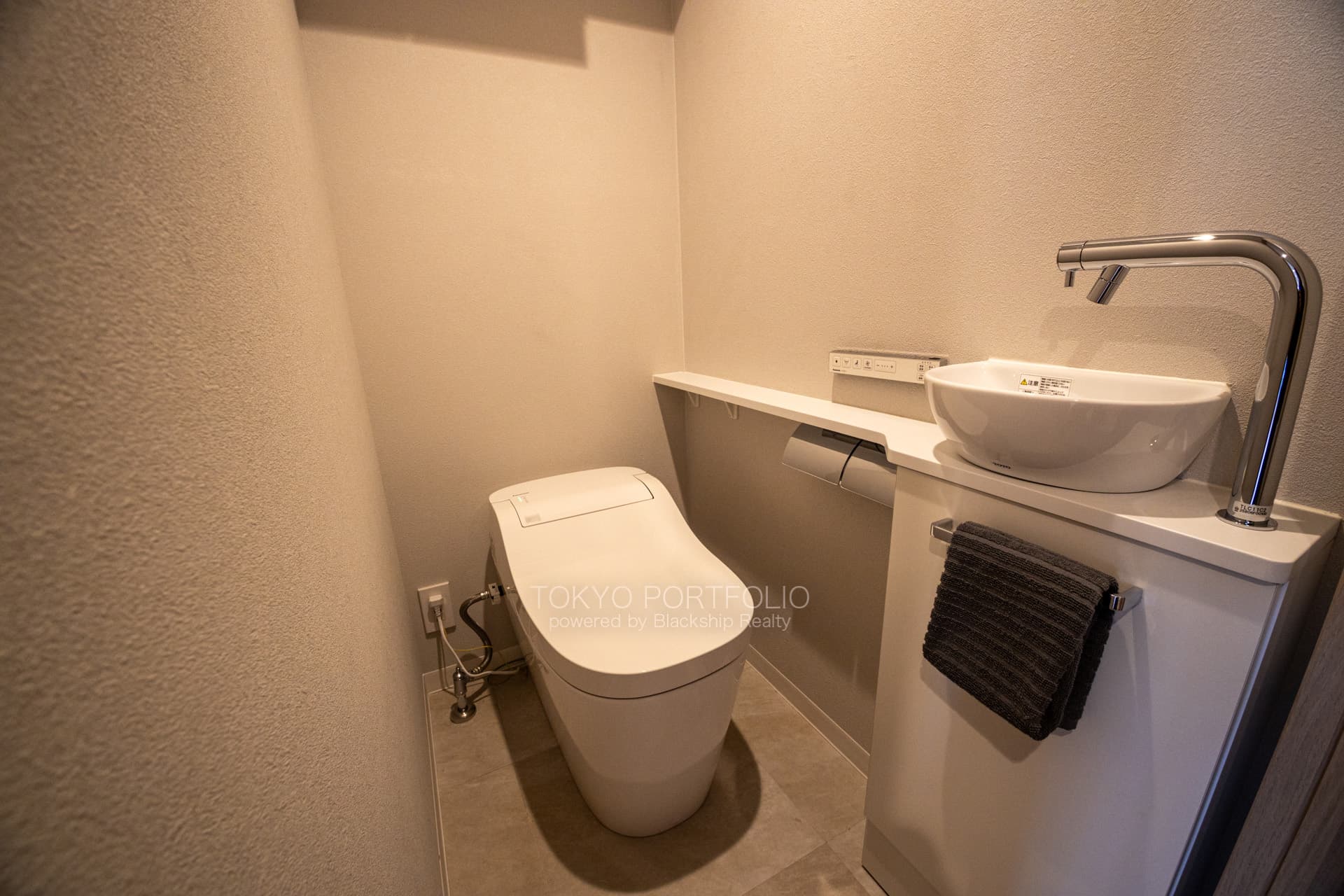 Evergreen Palace Shinjuku 502 Restroom.jpg