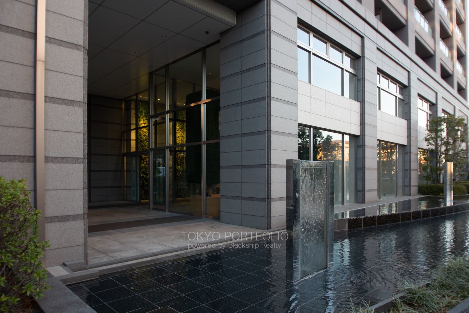 Tomihisa Cross Comfort Tower 2011-2.jpg