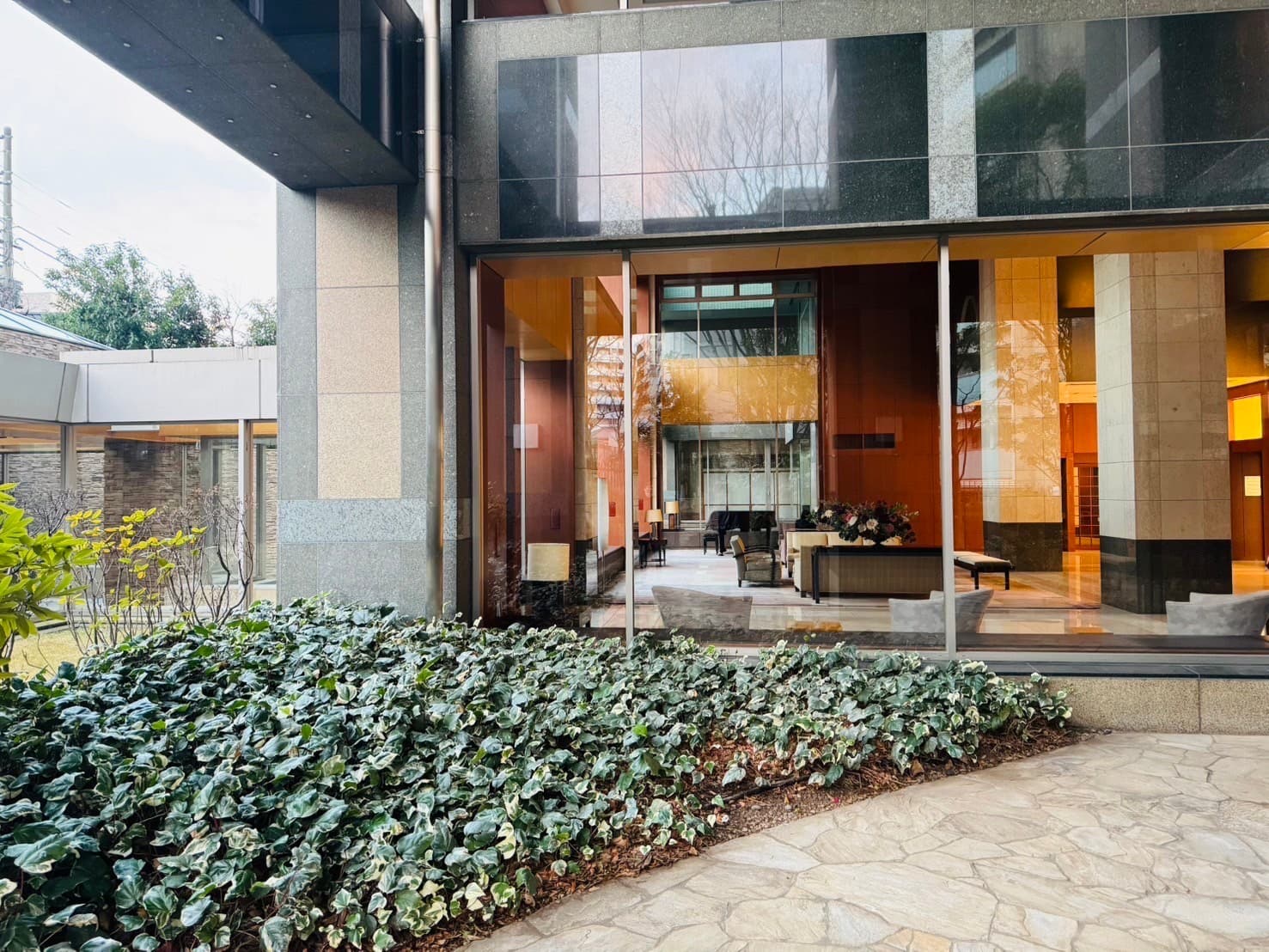 LINE_ALBUM_シティタワー高輪 30階_エントランス外側.jpg