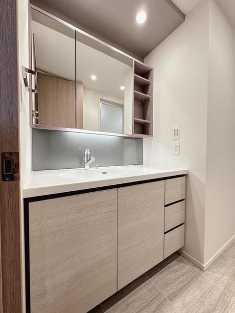 e5e87a94dd4a48e98cb158af3130be3d