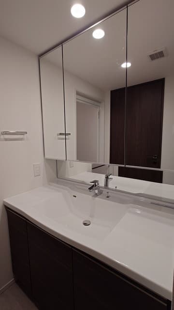 a33b92a56e154a7ea7967fb85579270b