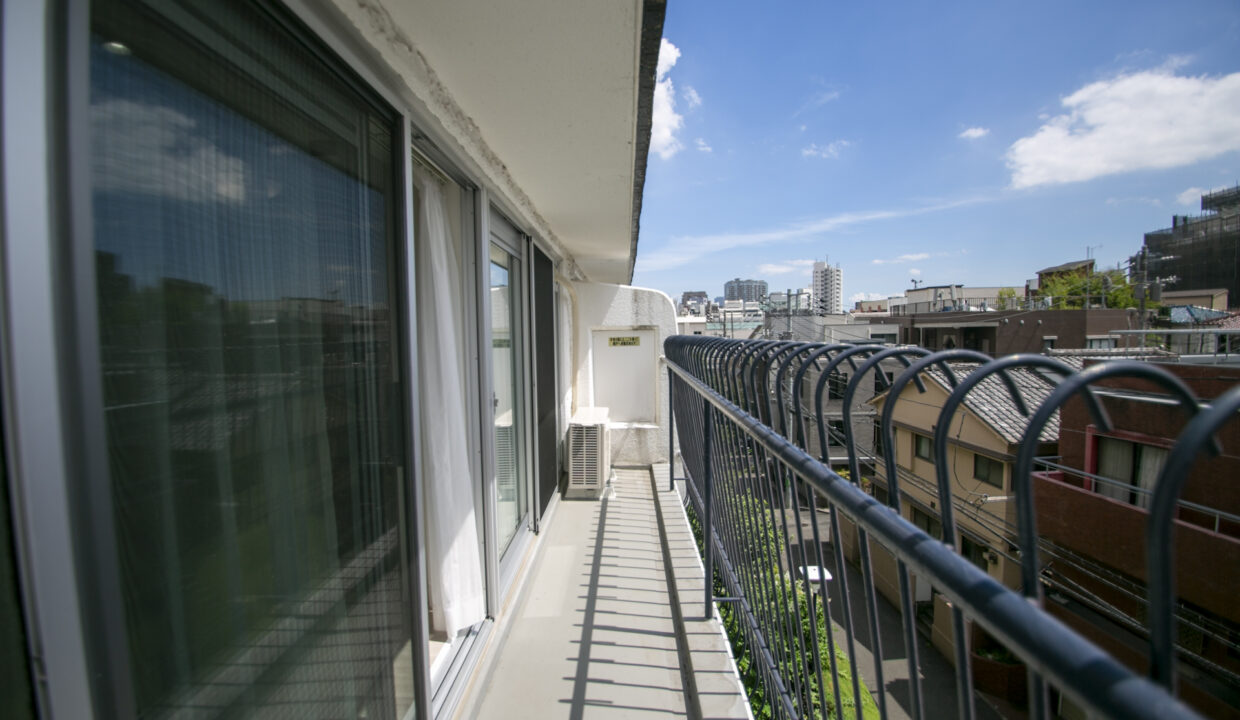 Shuwa Yoyogi Residence balcony