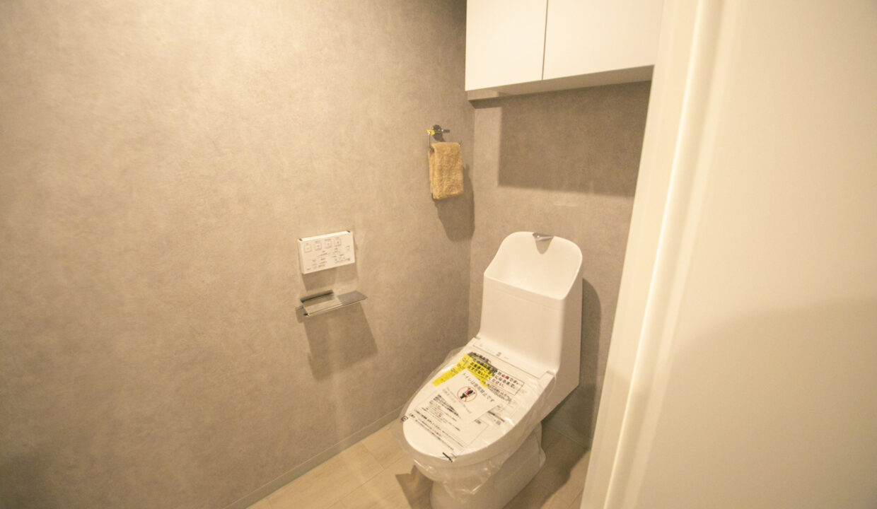 Uniroyal Akasaka restroom